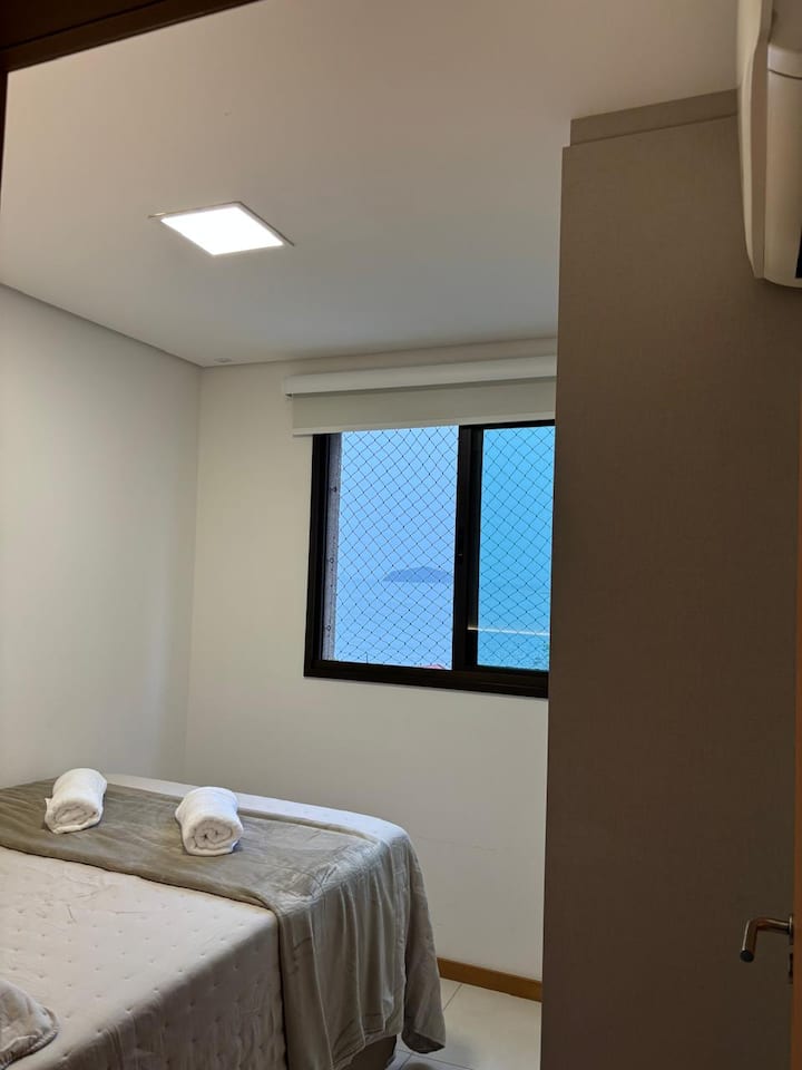 Slaapkamer 1 (tweepersoonsbed)
één kamer met een queensize tweepersoonsbed, kast en airconditioning.
Comfort en ontspanning vol met de zeebries!