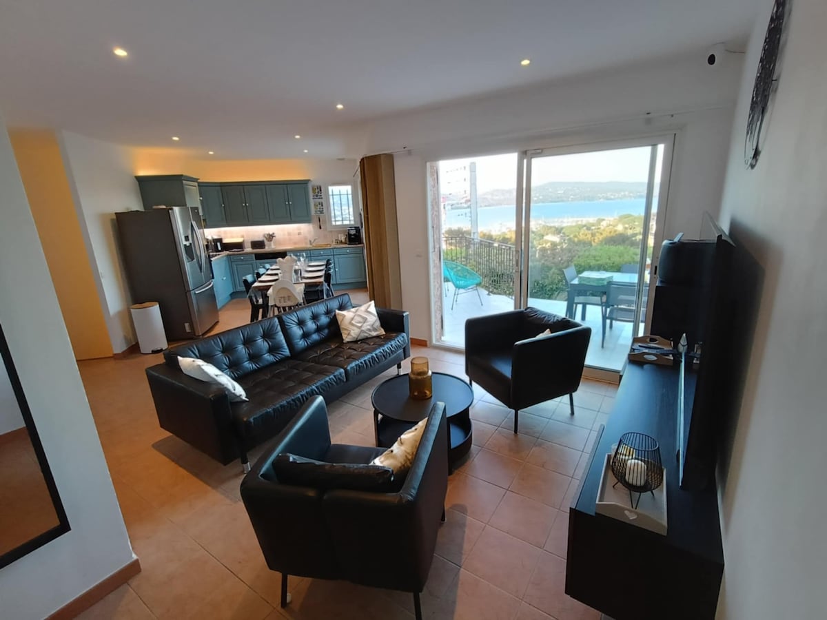 Een ruim en handig verblijf, met uitzicht op de baai van Cavalaire. De woonkamer is uitgerust met een groot scherm-tv en alle benodigde aansluitingen voor familie spel of tv-avonden.