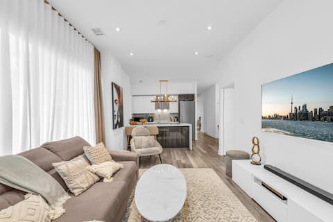 Top performing Airbnb: Condo-mansion with large terrace in Etobicoke—Lakeshore