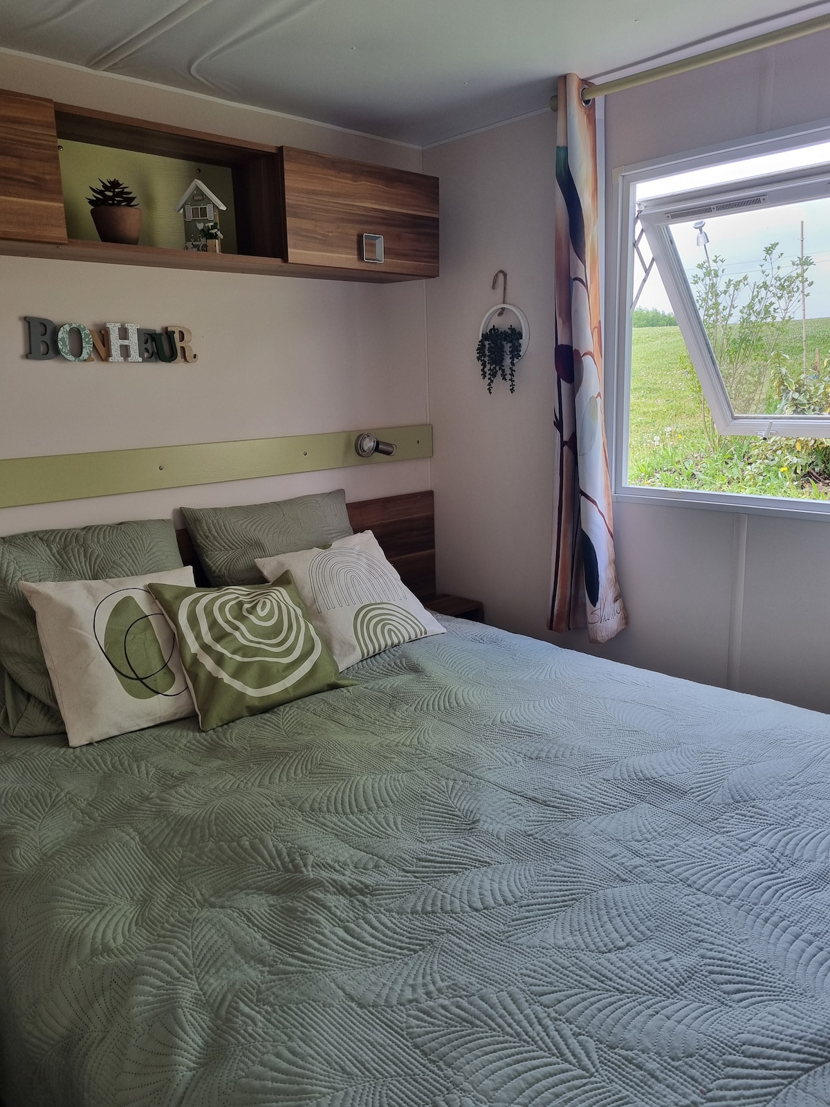 חדר שינה זוגי עם 160 מיטות וגישה ישירה לחדר הרחצה