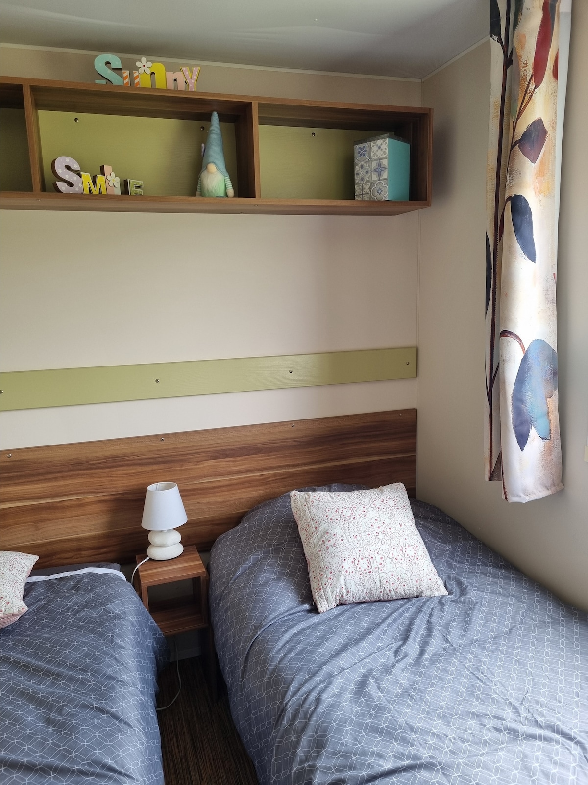 אירוח ביתי עם א .בוקר, ילדים,  כל מה שתרצו
שתי מיטות יחיד 90.
משחקים וצביעה זמינים לילדים 
