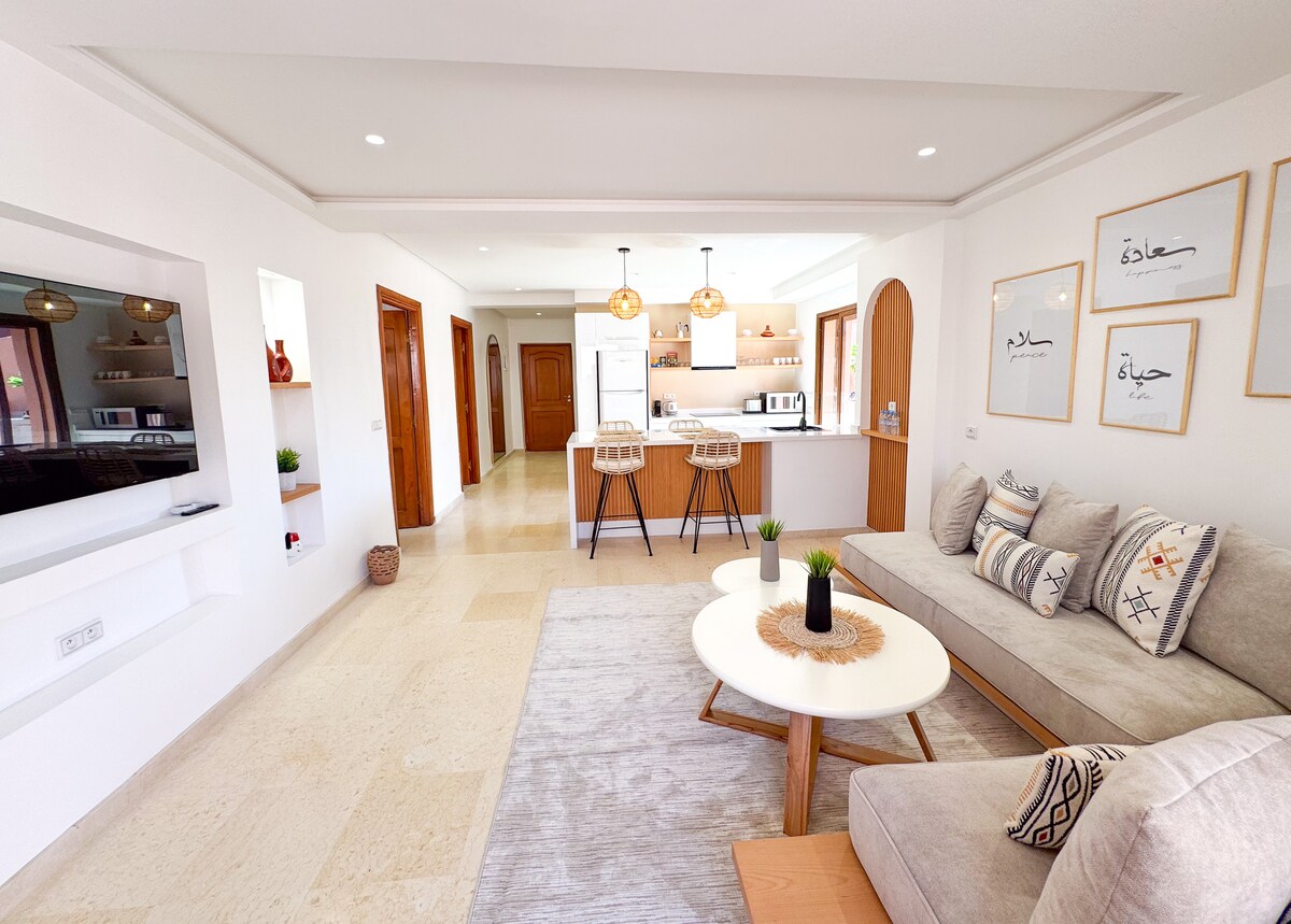 Intérieur moderne et élégant de la chambre du petit bijou