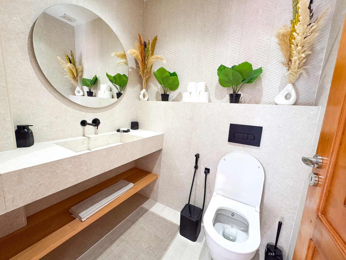Salle de bain design et épurée du petit bijou à Marrakech