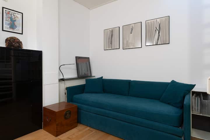 ქვედა სართულის კიბეების ოთახი, რომელიც არ უზრუნველყოფს პირად სივრცეს, რადგან კიბეები იმავე ოთახშია, შეიძლება გამოდგეს დამატებითი საძინებლად.