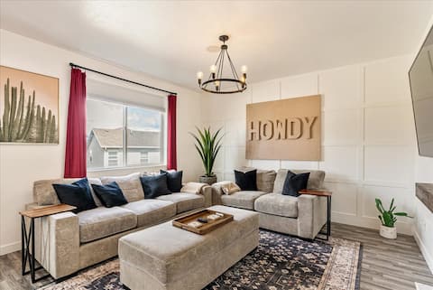 The Saratoga Western I The Airbnfree I 30 Day stay