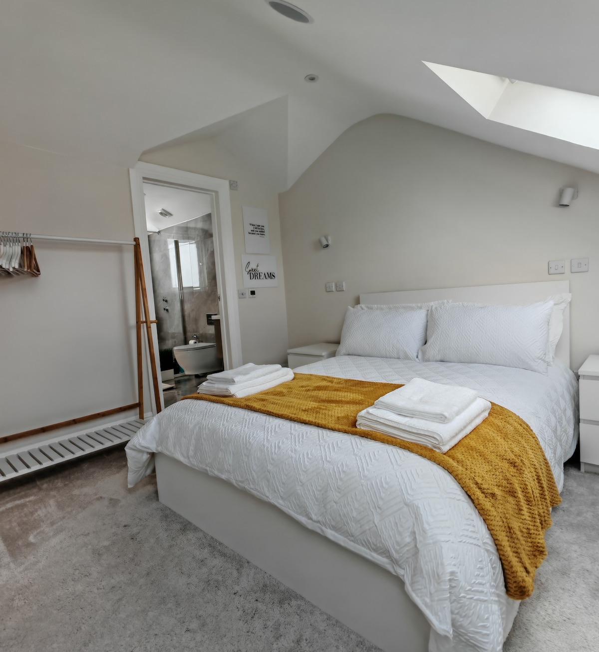 Loft s dvojlôžkom
Táto nádherná loftová spálňa je blaženým útočiskom