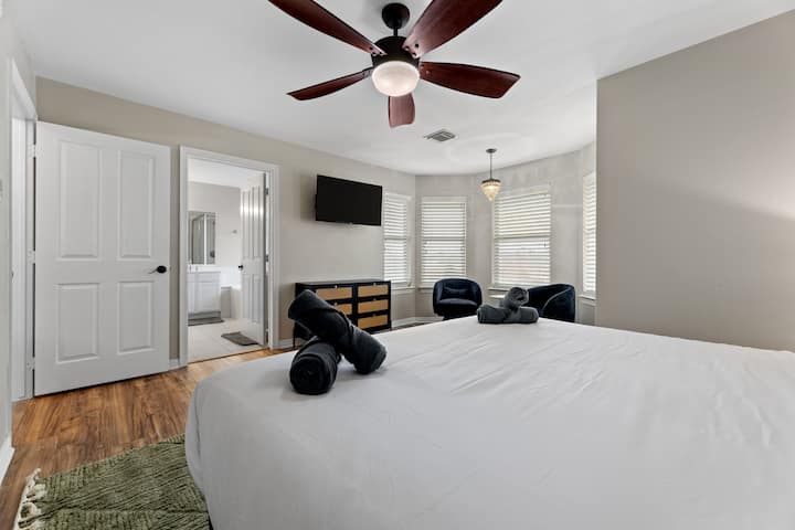 Уживајте во врвна удобност со оваа неверојатна спална соба со брачен кревет (широк 150-179 см), приватна сопствена бања и удобен простор за седење