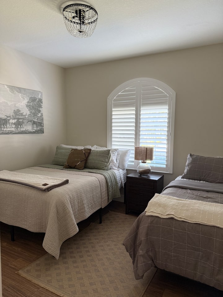 El dormitorio de invitados tiene un colchón Queen Stressless® en una plataforma con almacenamiento disponible debajo, perfecto para maletas.  Además, una cama doble y un armario con cajones y suficiente espacio para colgar.  Ropa de cama y sábanas adicionales.