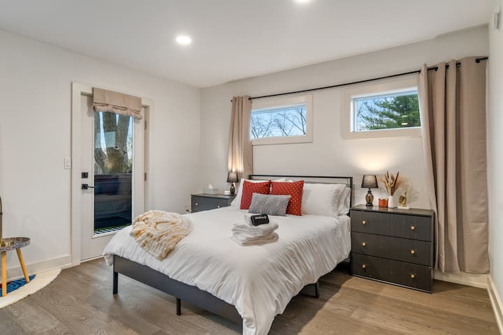 Grande salle familiale spacieuse et ouverte. Un lit queen size avec un lit superposé queen size, un coin lecture sur une chaise à œufs et un balcon privé avec vue imprenable sur la ville.