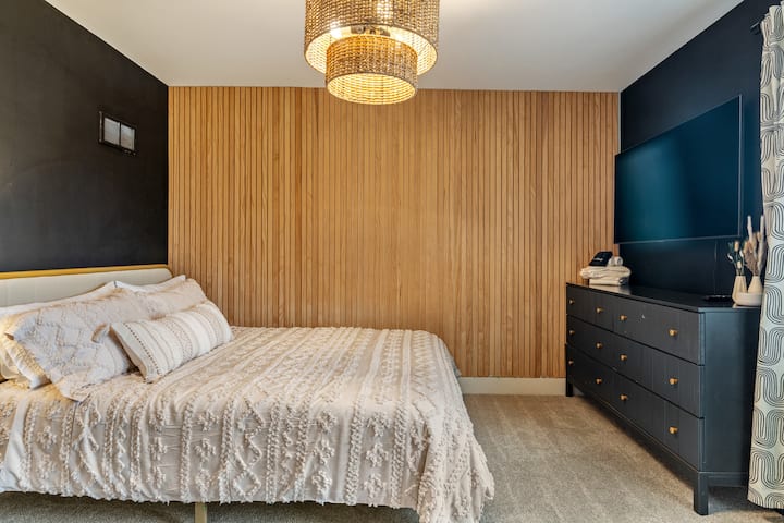 Chambre confortable et élégante. Lit queen size pour se détendre après une longue journée. Asseyez-vous sur une chaise confortable ou allongez-vous et détendez-vous avec notre télévision connectée.