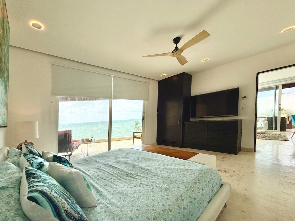 Dhoma kryesore e gjumit është jashtëzakonisht e gjerë, ka një pamje mahnitëse të oqeanit, një televizor 65 inç, një banjë ngjitur me një gardërobë dhe një ballkon masiv privat. Emjoy Expat TV ndërsa flladi i oqeanit të përkëdhel.