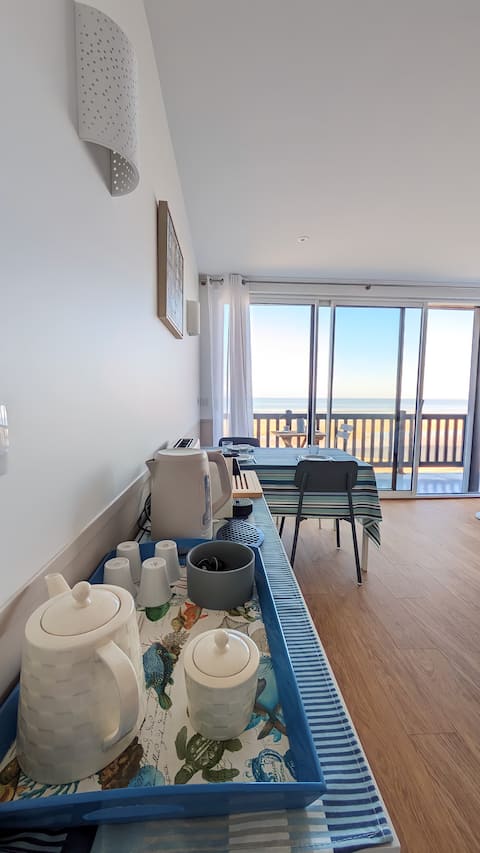 Popular Airbnb listing: L'Horizon, 2-bedroom apartment, waterfront, 3/4 people - 3-star rating in Blonville Sur Mer