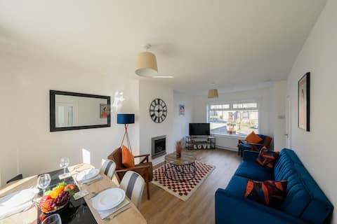 Derry House - spacious 3 bed house with driveway