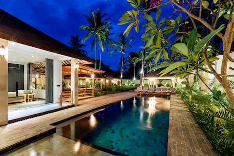 Brand new 3BR Villa w/ 15m pool & indoor lounge!