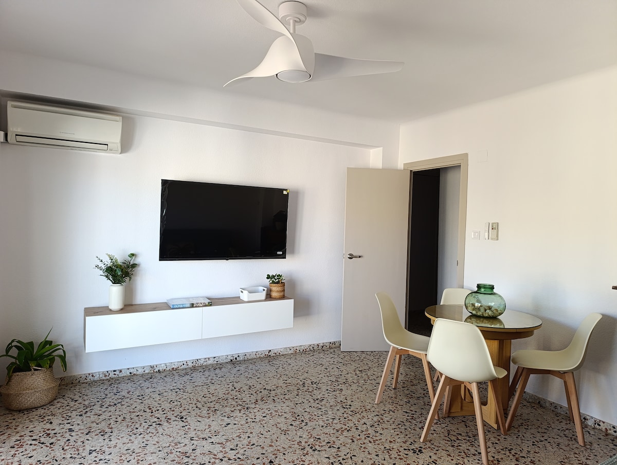 Anuncio de Airbnb popular: 3-bedroom apartment 100m from the beach en Oliva