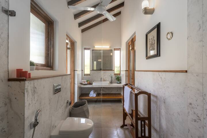 Full bathroom 2 image 1