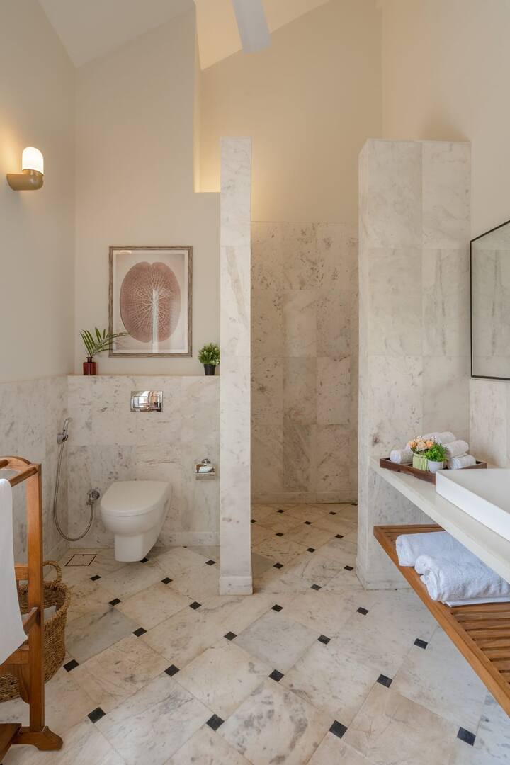 Full bathroom 1 image 1
