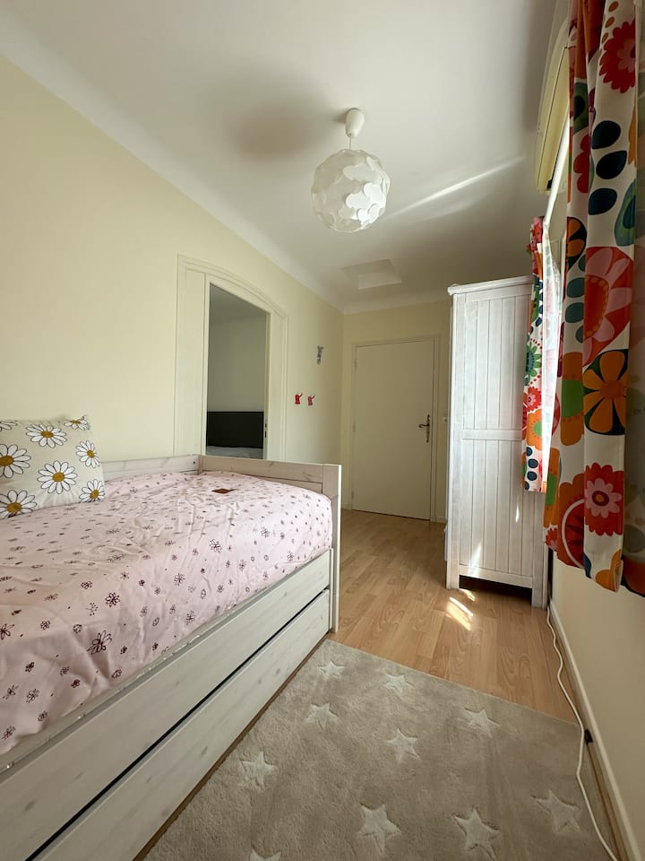 Chumba hiki kimeunganishwa na chumba kikubwa cha kulala chenye eneo la dawati. Lazima uingie kwenye chumba hiki ili ufikie chumba kikubwa. Kitanda cha pili kimeteleza chini ya kitanda cha kwanza. Ikiwa imetolewa, inatumia upana wote wa chumba.