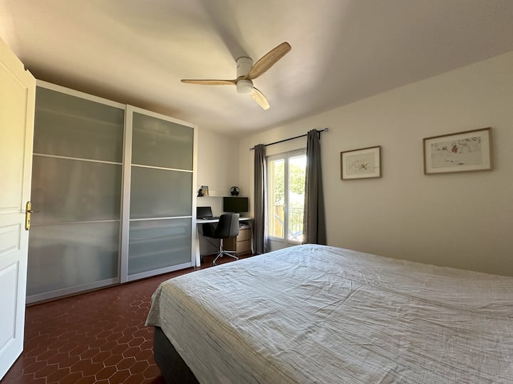 Chumba kikubwa cha kulala chenye kitanda na dawati 180*200.