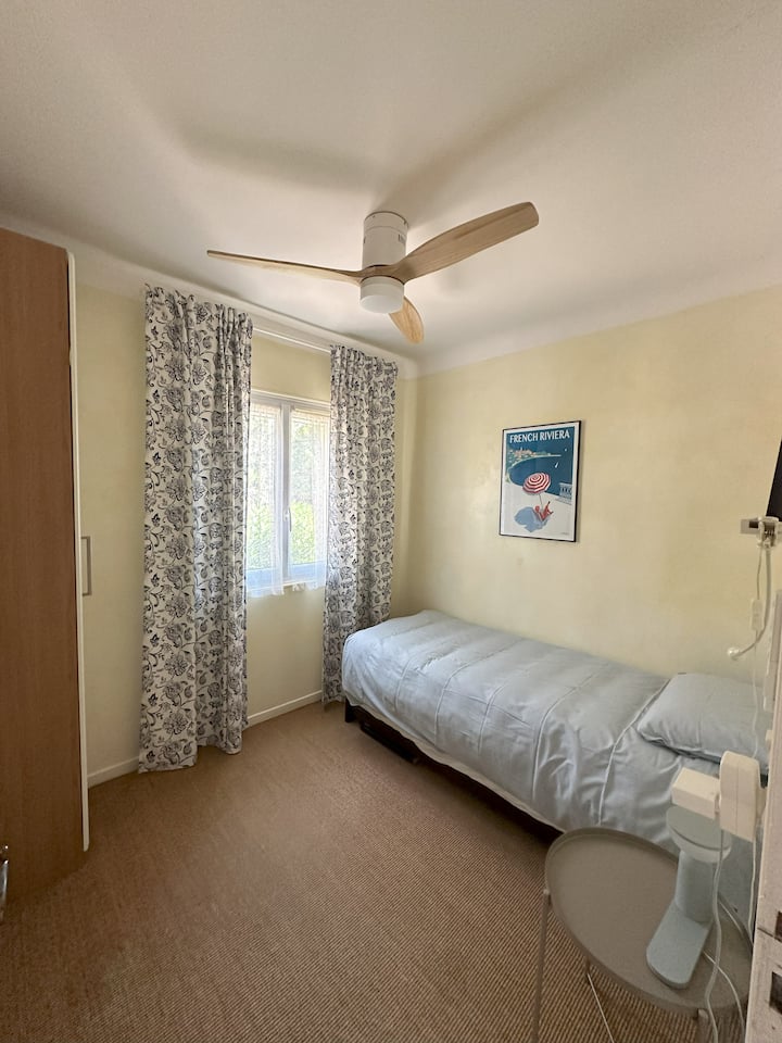 Chumba hiki kidogo kinaweza kuchukua watu wazima wawili kutokana na vitanda vyake viwili vya starehe vya sentimita 80*200. Kitanda cha pili kinateleza chini ya cha kwanza ikiwa chumba cha kulala kinakaliwa na mtu mmoja tu, ili kusafisha sehemu nzuri.