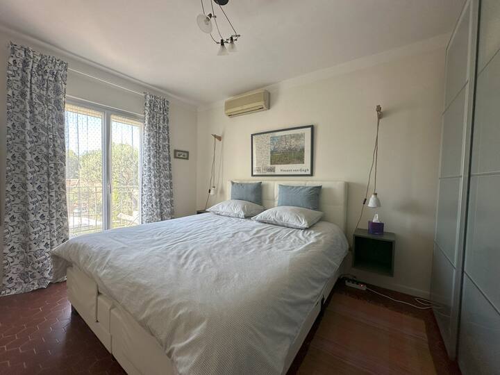 Chumba hiki kizuri cha kulala kitakufurahisha kwa kitanda chake kikubwa sana ambacho chemchemi zake hurekebishwa kando kulingana na matamanio yako (motors za umeme zilizo na rimoti). Ufikiaji wa moja kwa moja kwenye mtaro pia ni mali kubwa! 