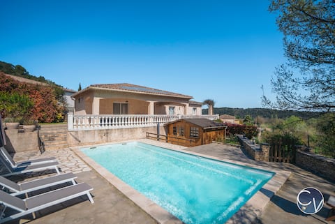 Villa with views, pool & jacuzzi in Goudargues