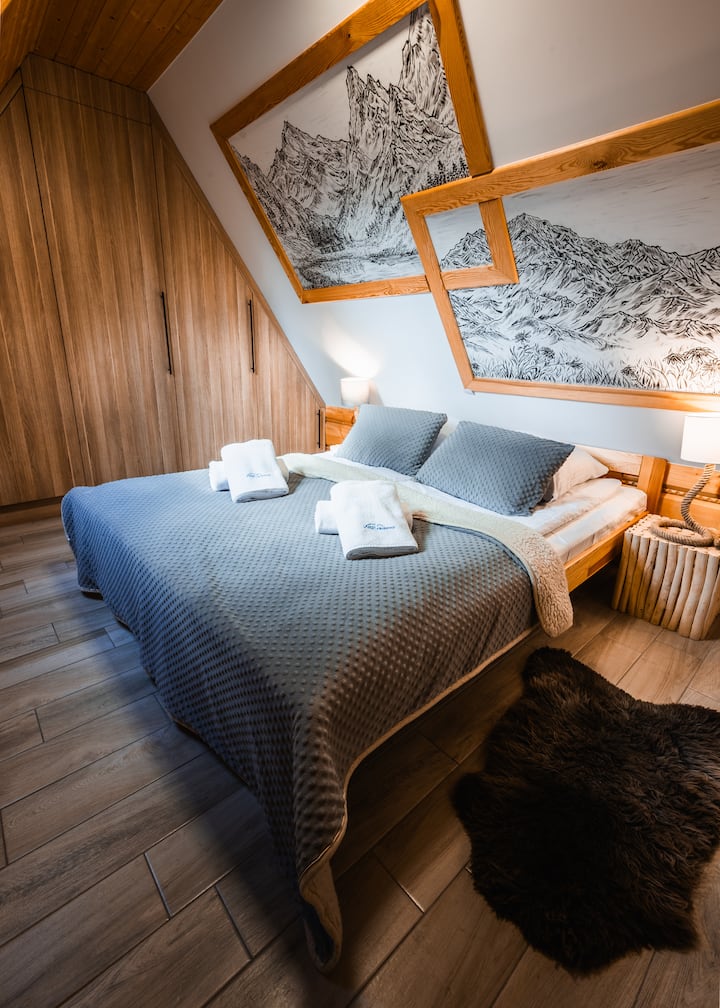 غرفة نوم بسرير مزدوج. 