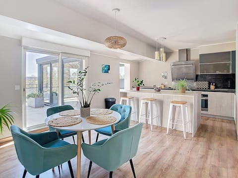 Canal View & Large Family Area – Terrace