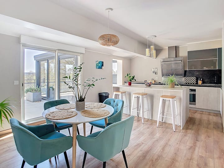 Canal View & Large Family Area – Terrace