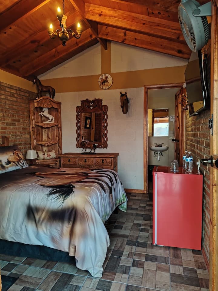 קוטג' סוסים, נוח ועם קסם כפרי. מעולה לזוגות שמחפשים להירגע ולחפש להירגע. עיצוב נושאי ונגיעות ייחודיות של עולם הרכיבה.