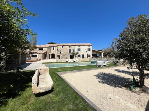Provençal farmhouse with pool