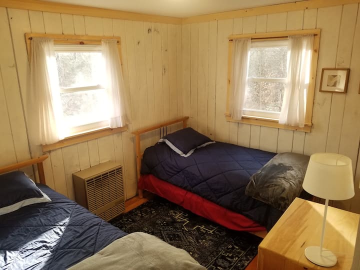 Dos camas individuales en el segundo dormitorio