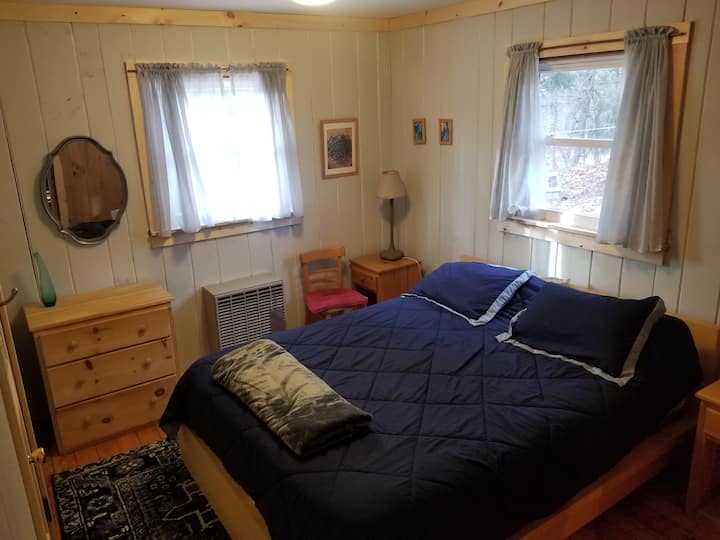 Nuestra cama tamaño queen en un dormitorio