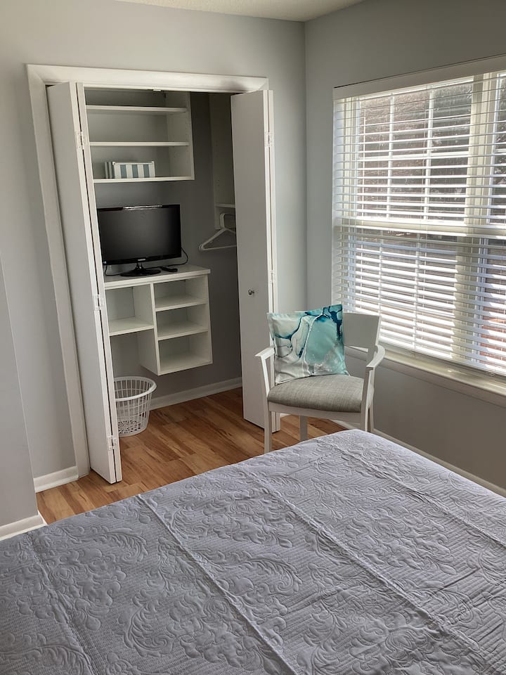 Კარადა და პატარა ტელევიზორი საძინებელში