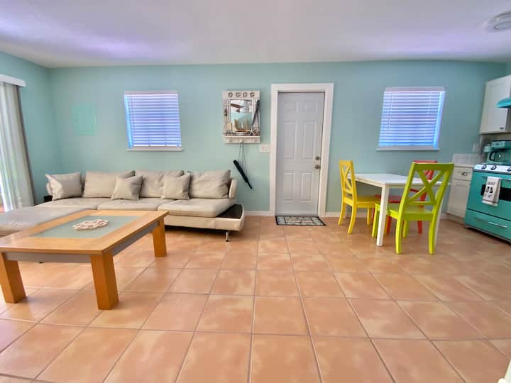 Costal Breeze Cottage. Pet Friendly. King Size Bed - Sarasota, FL