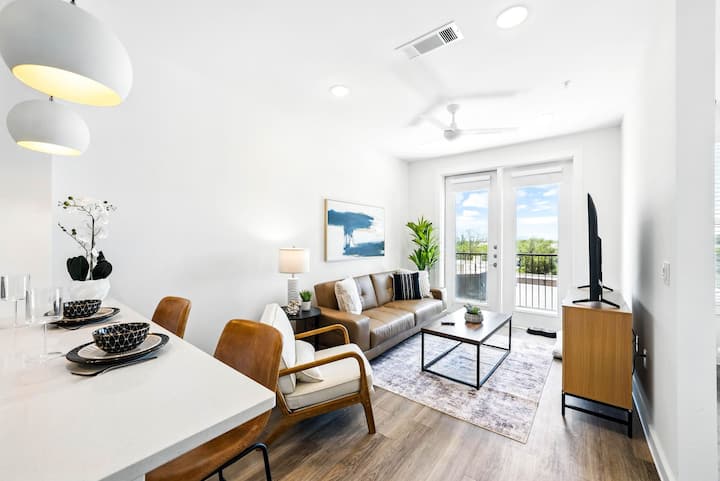 ห้องนั่งเล่น: ที่พักสว่างและโปร่งสบายพร้อมการตกแต่งที่ทันสมัยวิวและที่นั่งที่มีสไตล์สำหรับการพักผ่อนของคุณ!