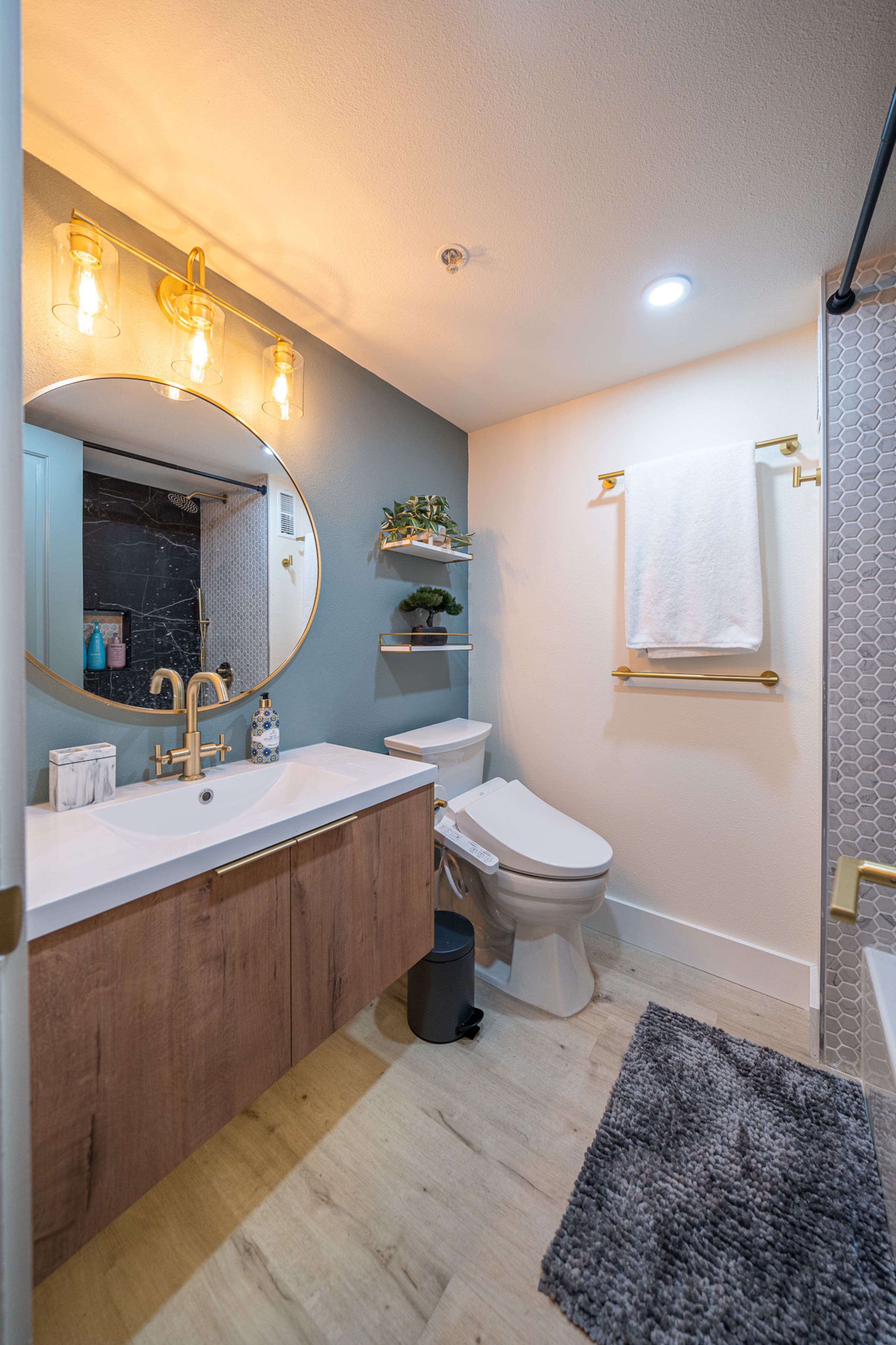 Condo in Honolulu · ★4.89 · Studio · 2 beds · 1 private bath - Image 13