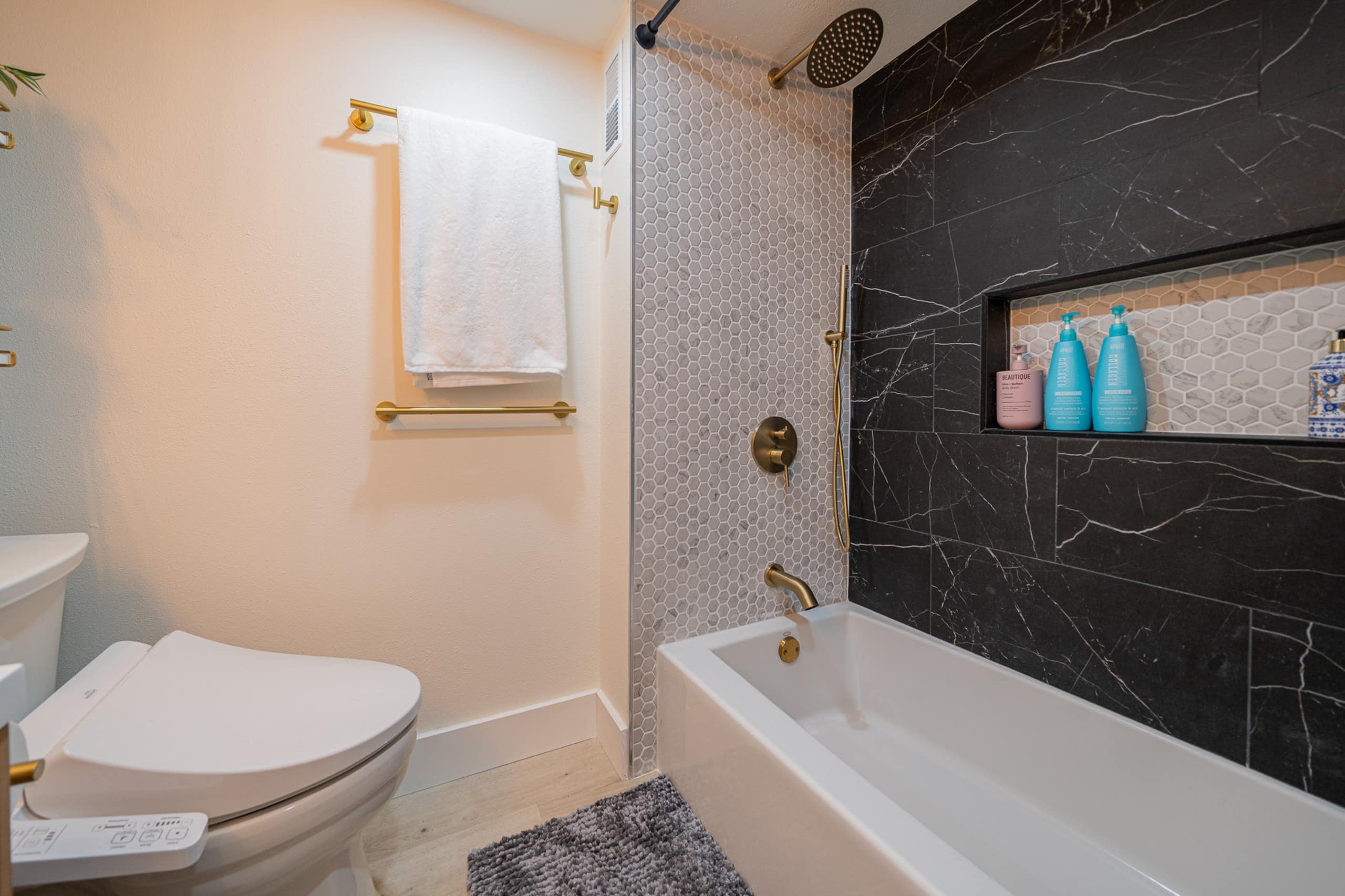 Condo in Honolulu · ★4.89 · Studio · 2 beds · 1 private bath - Image 15