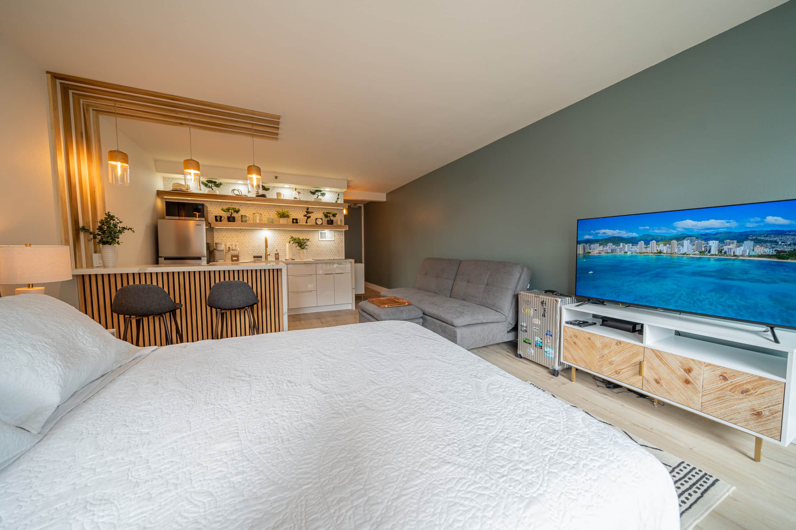 Condo in Honolulu · ★4.89 · Studio · 2 beds · 1 private bath - Image 2