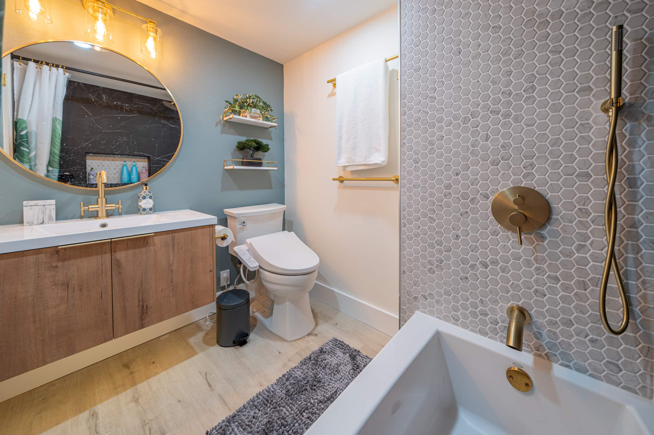 Condo in Honolulu · ★4.89 · Studio · 2 beds · 1 private bath - Image 16