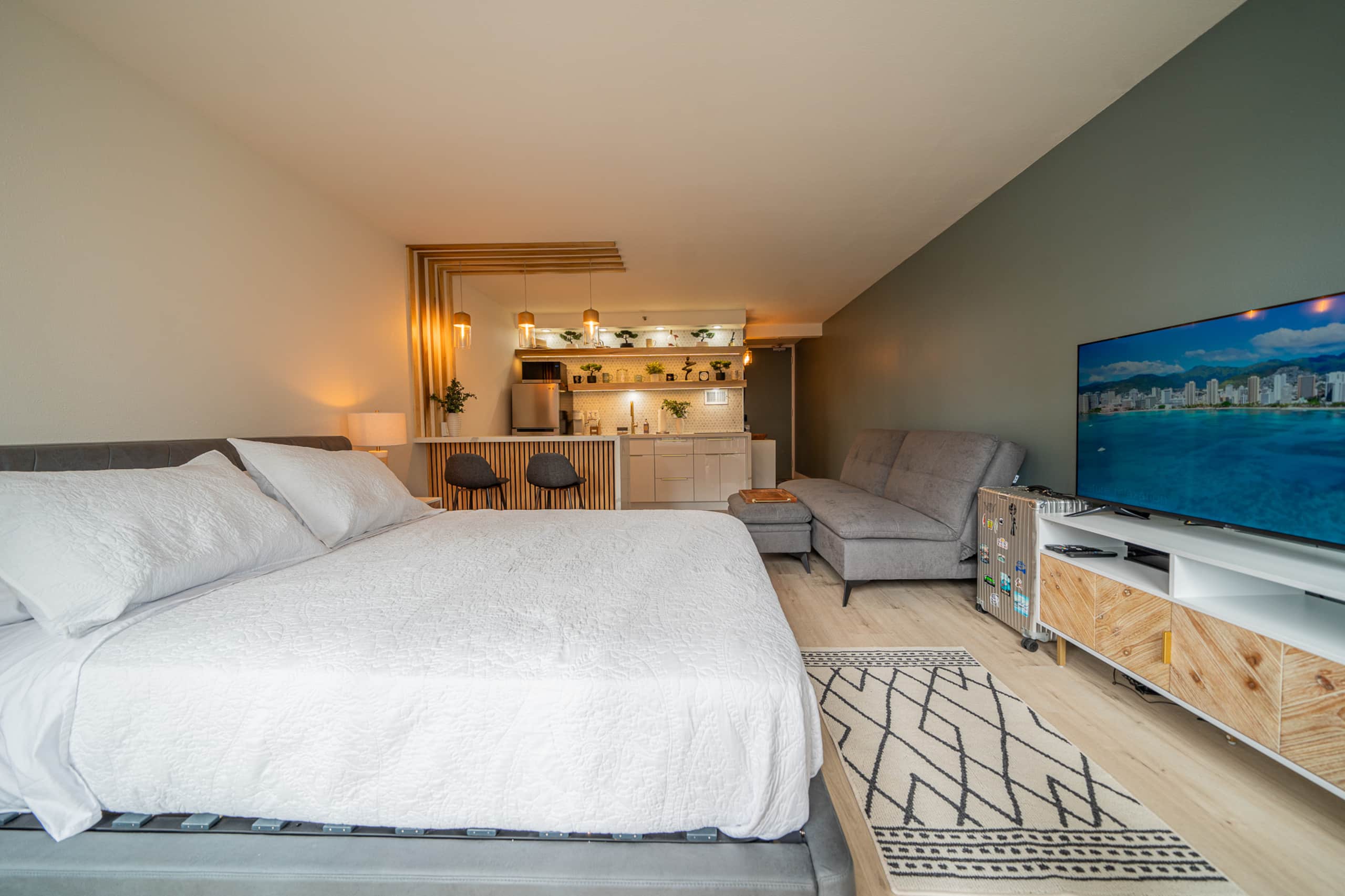 Condo in Honolulu · ★4.89 · Studio · 2 beds · 1 private bath - Image 1