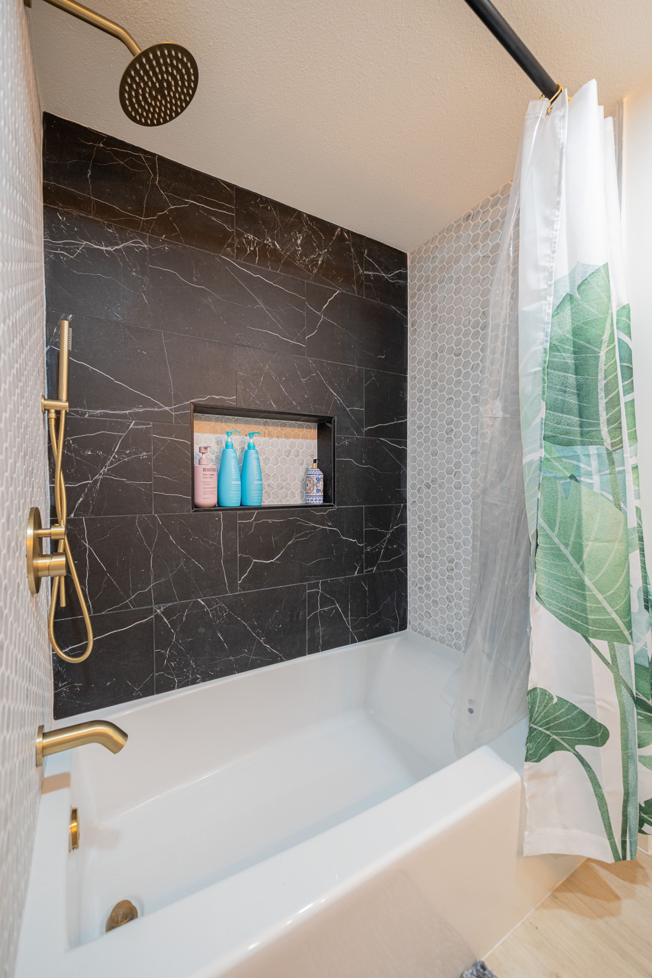 Condo in Honolulu · ★4.89 · Studio · 2 beds · 1 private bath - Image 17