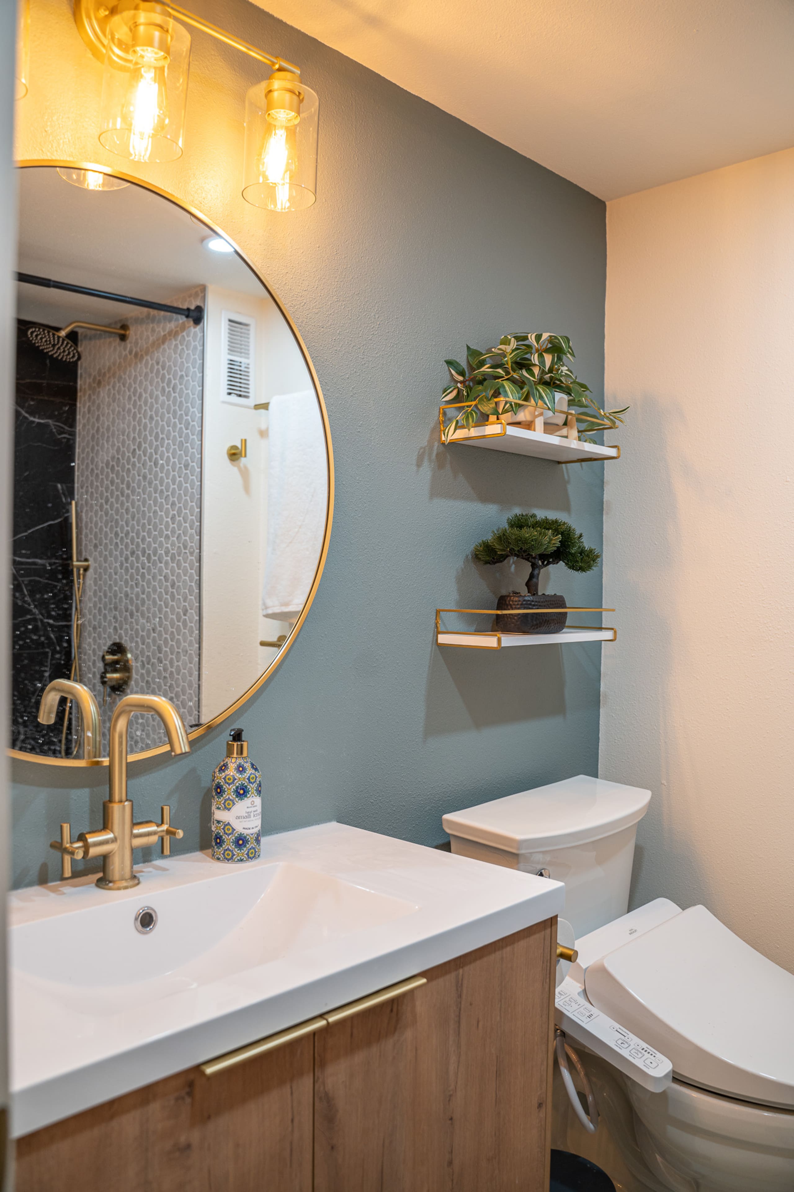 Condo in Honolulu · ★4.89 · Studio · 2 beds · 1 private bath - Image 18