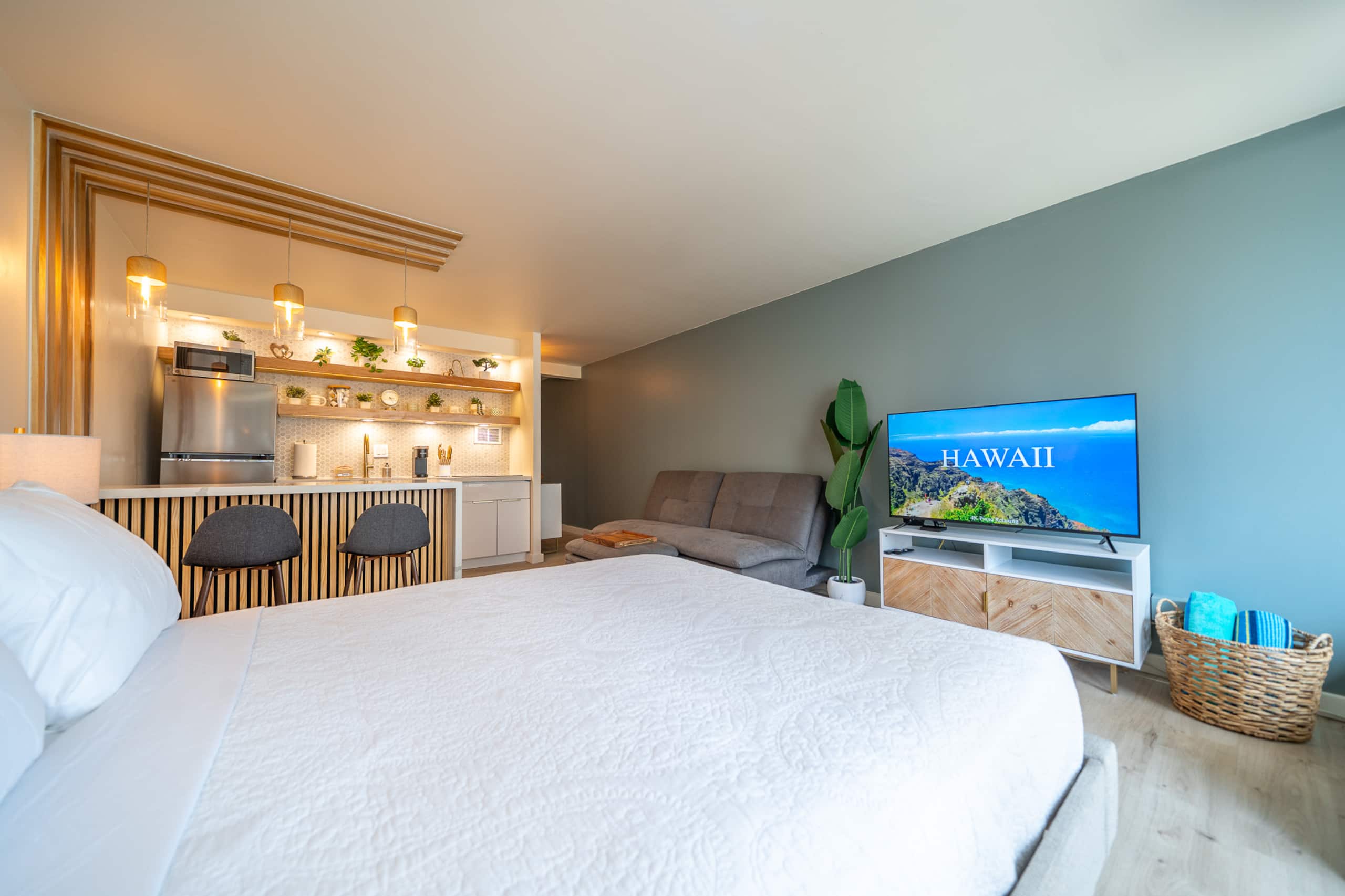 Condo in Honolulu · ★4.95 · Studio · 2 beds · 1 private bath - Image 4