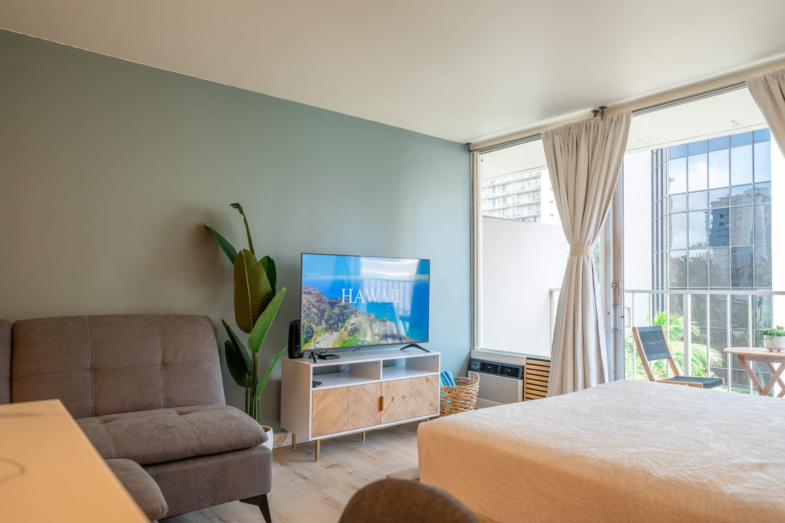 Condo in Honolulu · ★4.95 · Studio · 2 beds · 1 private bath - Image 3