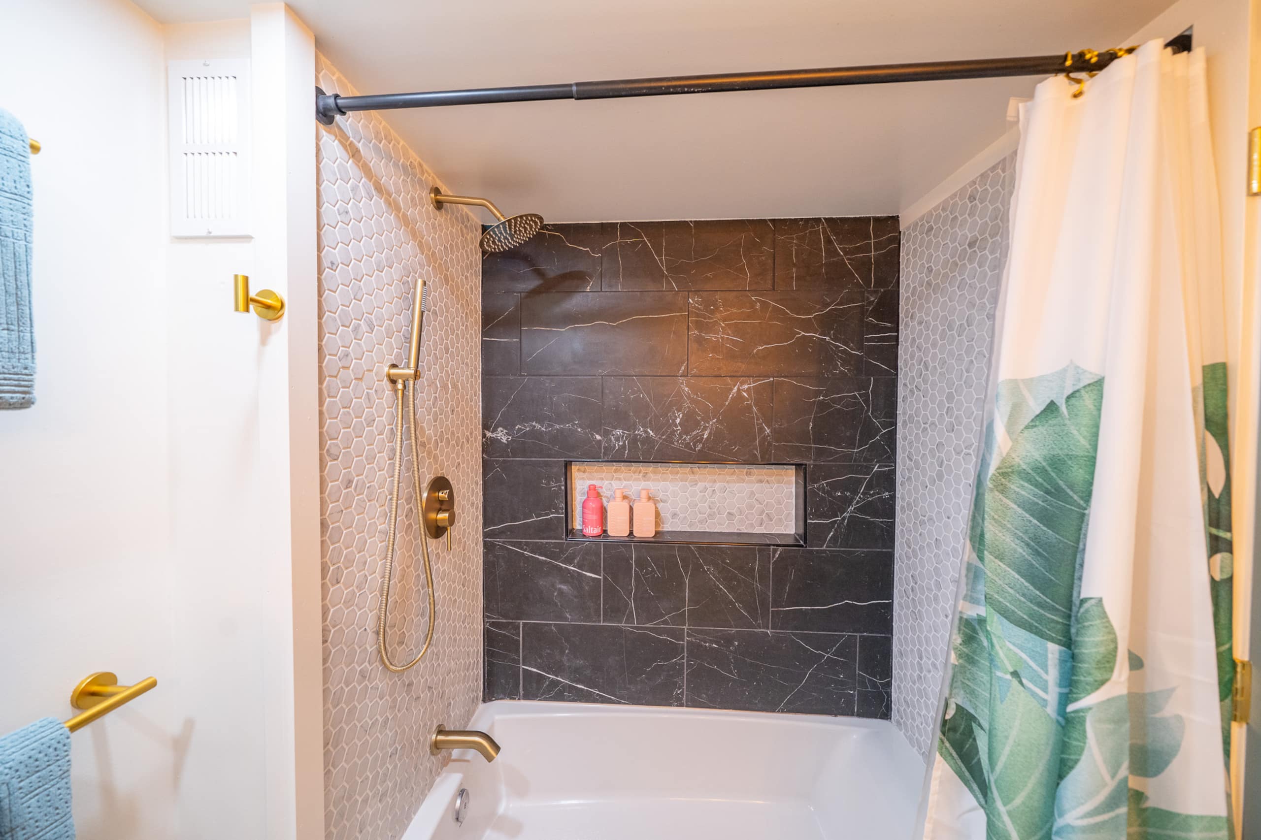Condo in Honolulu · ★4.95 · Studio · 2 beds · 1 private bath - Image 20