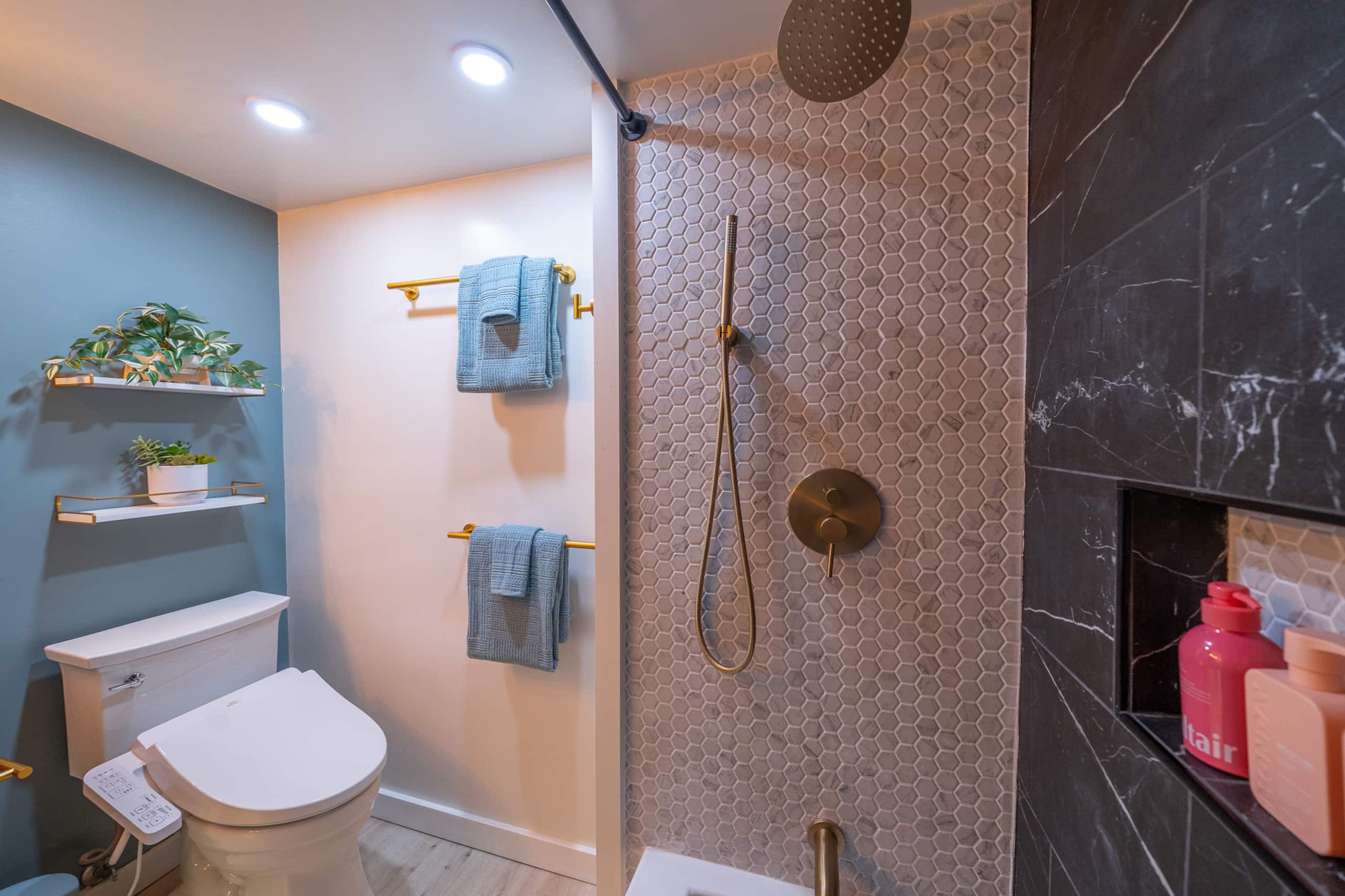 Condo in Honolulu · ★4.95 · Studio · 2 beds · 1 private bath - Image 16