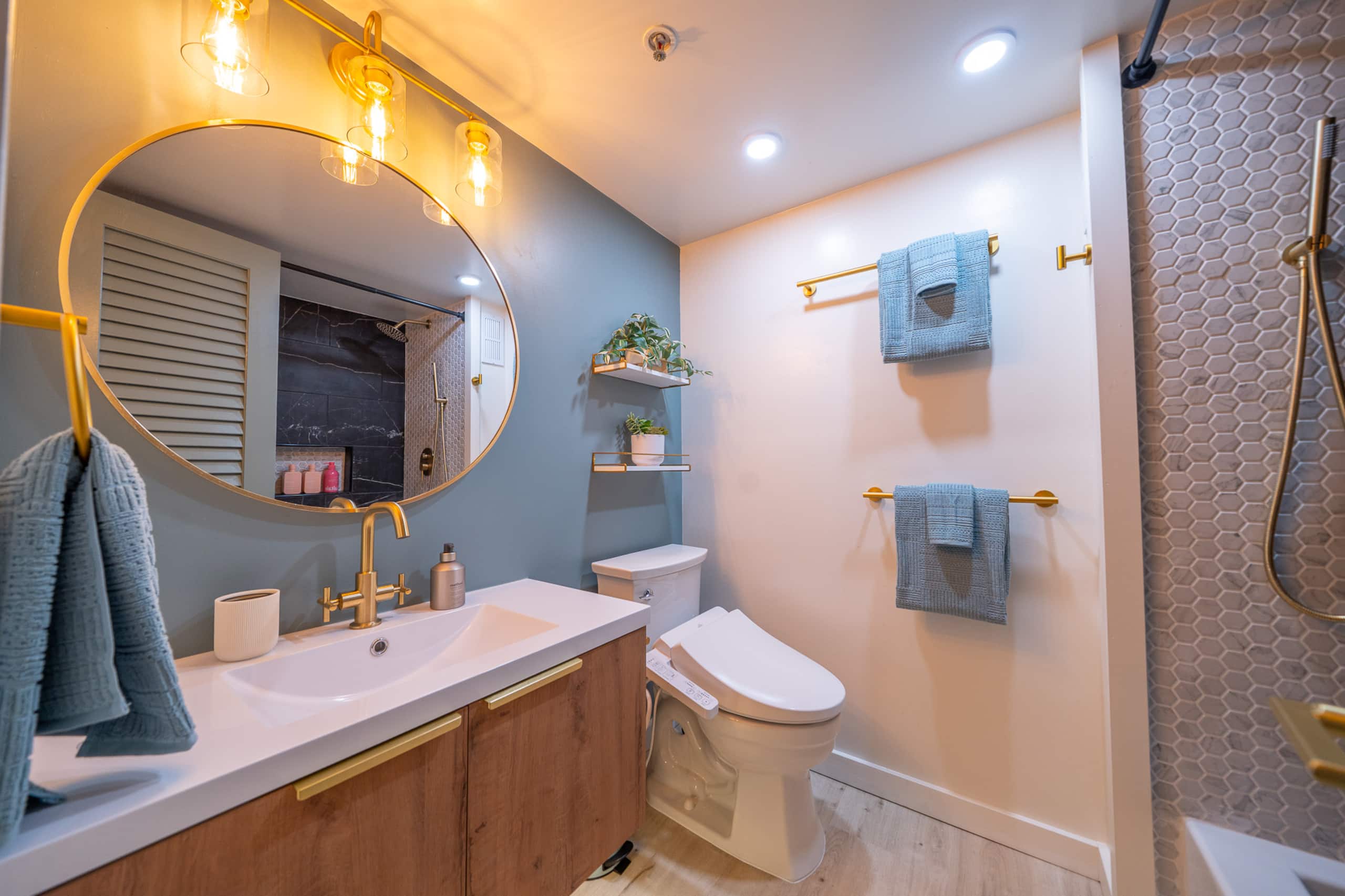 Condo in Honolulu · ★4.95 · Studio · 2 beds · 1 private bath - Image 18