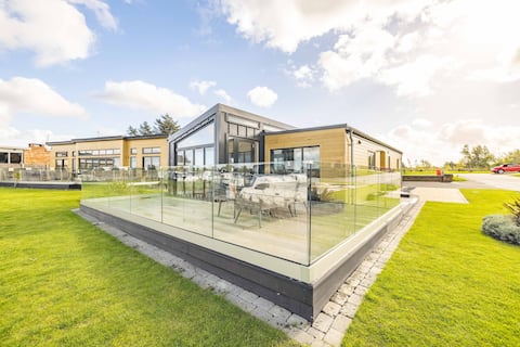 Racecourse Marina Lodge | Hot tub | Parking | EV