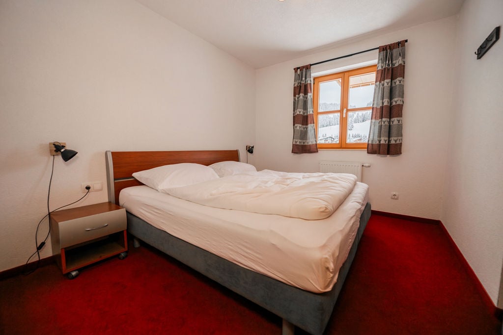 Amplia cama doble, con colchón para 2 veces 1 persona, colchones de buena calidad.
2 mesitas de noche con iluminación 
gabinete de almacenamiento/colgante separado.
Silla adicional para ropa o artículos